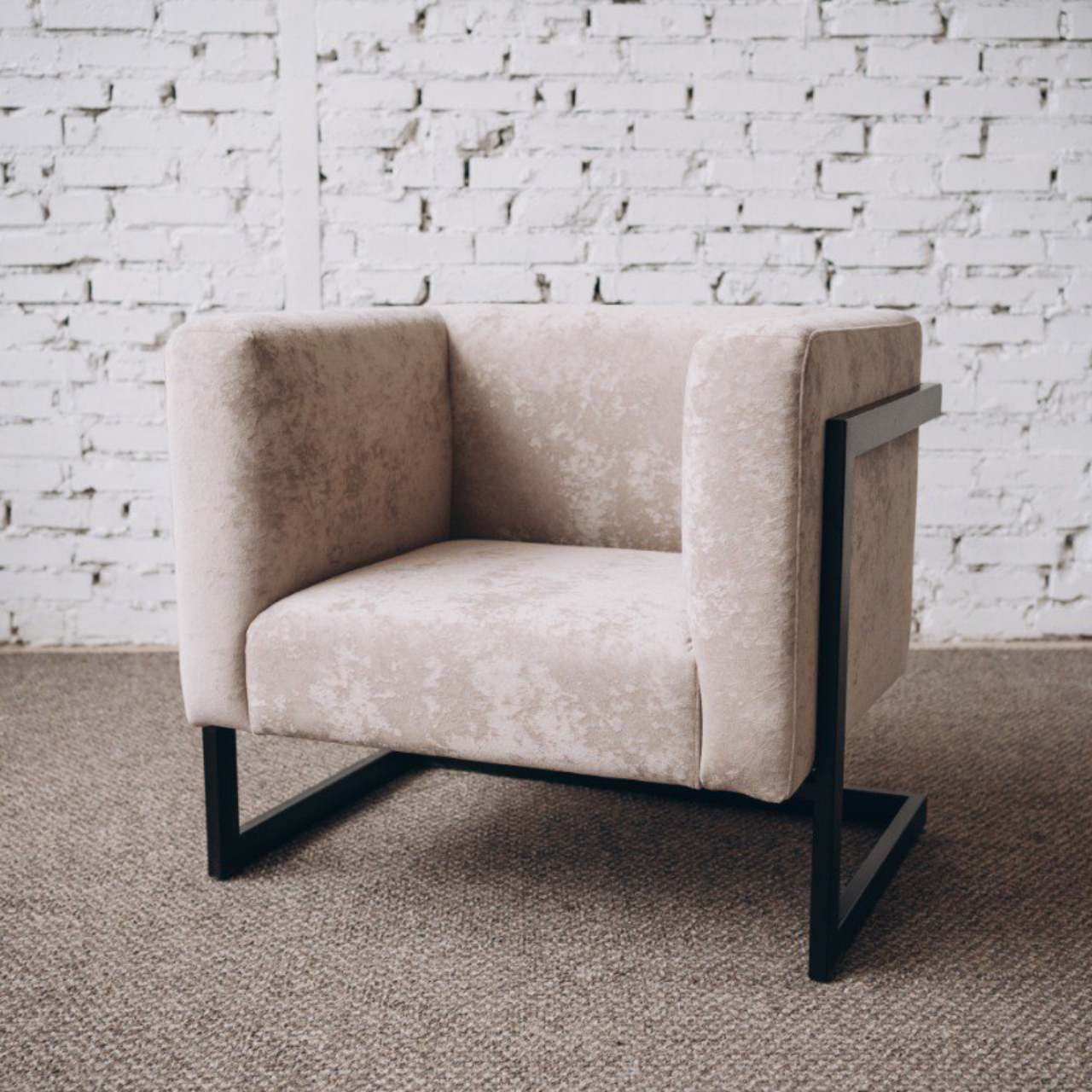 Крісло м'яке дизайнерське Harold armchair на металевій основі